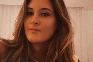 Beatriz Bonemer chamou a atenção dos internautas ao surgir com um look vermelho (Foto: Reprodução)