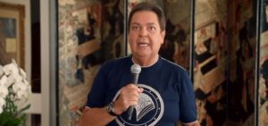 Fausto Silva fez a abertura diretamente de sua casa; apresentador omitiu situação real de Ronaldinho Gaúcho (Foto reprodução)