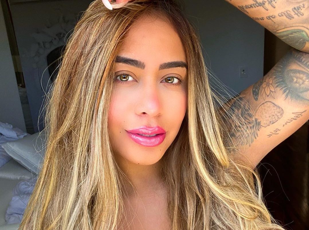 Rafaella Santos,irmã de Neymar, surge em clique ousada e deixa os seios do lado de fora (Foto: Reprodução)