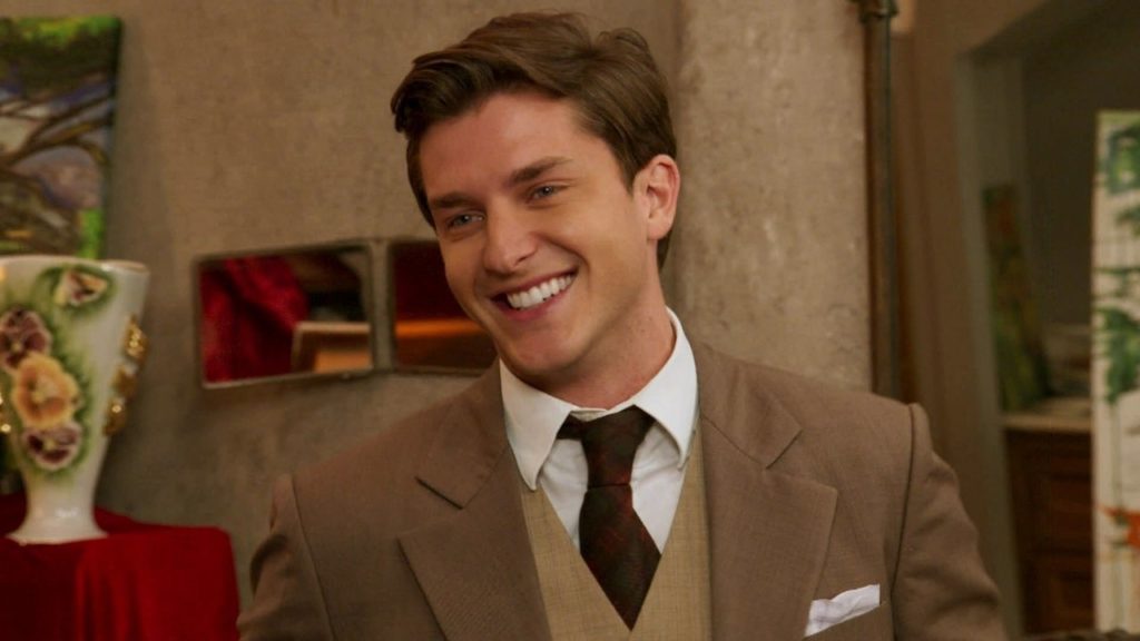Romeu em cena da novela Êta Mundo Bom sorridente