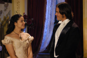 Bianca Rinaldi e Theo Becker em cena de A Escrava Isaura - Foto: Reprodução