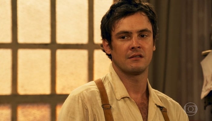 Sergio Guizé (Candinho) em cena de Eta Mundo Bom, sucesso de audiência no Vale a Pena Ver de Novo (Foto: Reprodução/Globo)