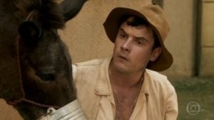 Sergio Guizé (Candinho) em cena de Eta Mundo Bom; reprise acumula maior audiência do Vale a Pena Ver de Novo desde 2004 (Foto: Reprodução/Globo)