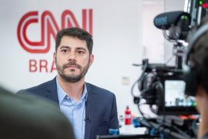 Evaristo Costa posa na sede da CNN Brasil (foto: Reprodução/CNN Brasil)