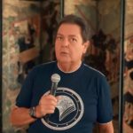 O apresentador Faustão apresentando seu programa de casa (Foto: reprodução)