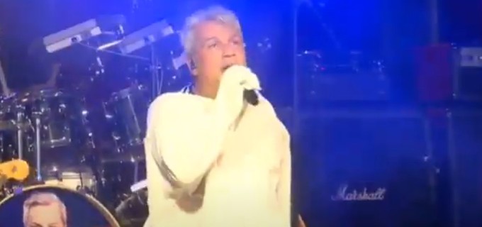 Sikêra Jr em live precária da RedeTV! (Foto: Reprodução)