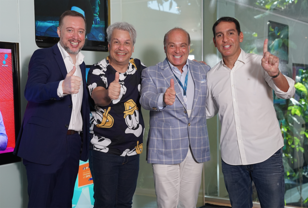 Sikera Jr posou para fotos em sua ida as dependências da RedeTV! (Foto divulgação: RedeTV)