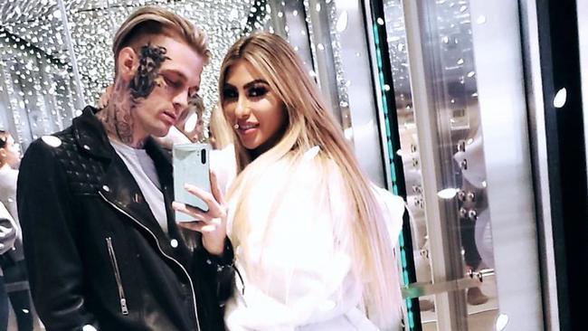Aaron Carter, após ser agredido por namorada, criar guerra judicial e ela ser presa, anuncia casamento com companheira (Foto: Reprodução)