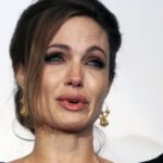 Inconformada, Angelina Jolie anuncia perda da filha (Foto: Reprodução)