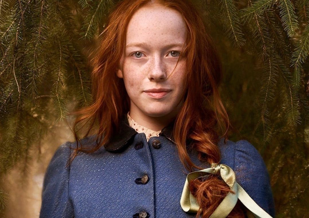 Aos 18 anos, a atriz Amybeth McNulty assume sua bissexualidade por meio das redes sociais (Foto: Reprodução)