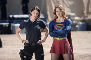 Atriz de Supergirl sai do armário e revela bissexualidade em texto emocionante: “essa sou eu de verdade”