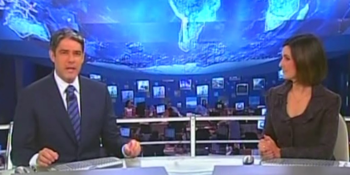 Em 1999, quando o Jornal Nacional ainda era apresentado por William Bonner e Fátima Bernardes um motoboy tirou a capa de chuva ao vivo na Globo e confundiu telespectadores (Montagem: TV Foco)