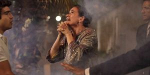 Griselda (Lilia Cabral) teve a casa incendiada a mando de Tereza Cristina (Christiane Torloni) em Fina Estampa (Foto: Divulgação/Globo)