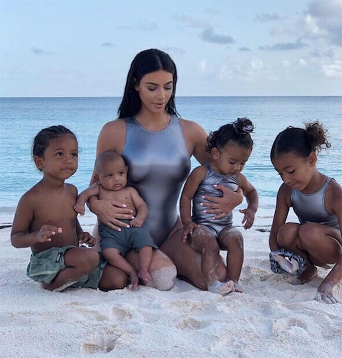 Kim Kardashian emagrece filha e cria polêmica na web (Foto: Reprodução)