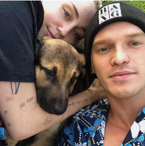 Miley Cyrus, Cody Simpson e o novo membro da família, BO (Foto: Reprodução)