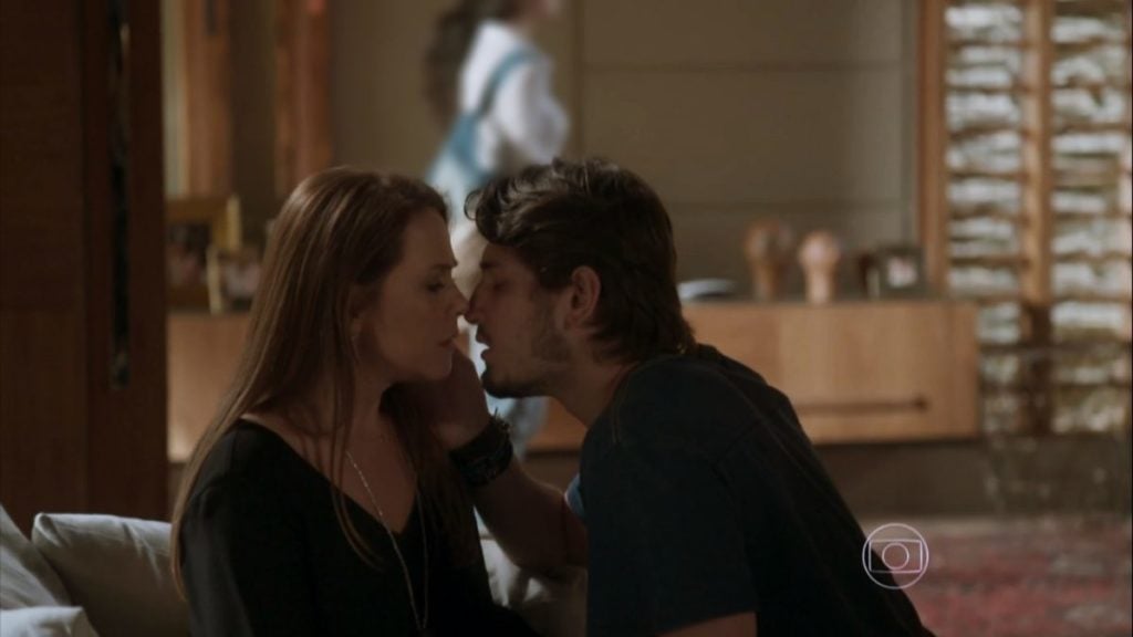 Rafael tenta beijar Lili na trama de Totalmente Demais