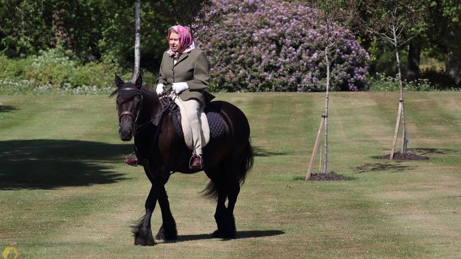 Amante de montaria, Elizabeth II troca cavalos por pônei (Foto: Reprodução)