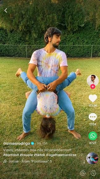 A famosa atriz da Globo, Agatha Moreira e o seu namorado Rodrigo Simas agitaram as redes sociais ao serem flagrados em posição inusitada (Foto: Reprodução/TikTok)