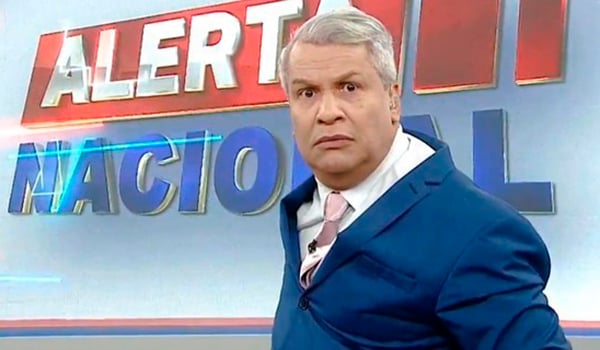 Sikêra Jr. no cenário do Alerta Nacional (foto: reprodução/RedeTV!)