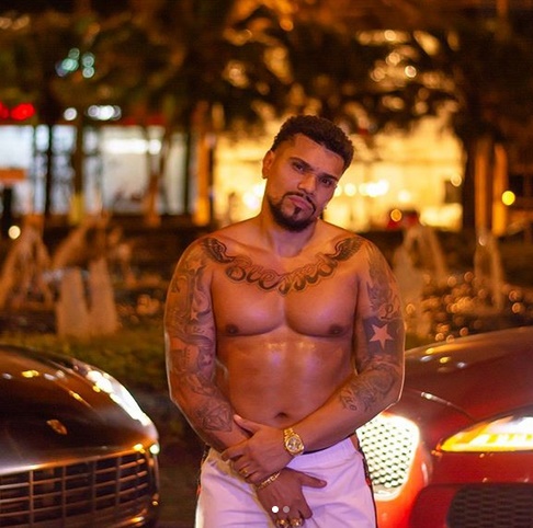 Naldo Benny apareceu sem camisa em foto e enlouqueceu as fãs (Foto: Reprodução)
