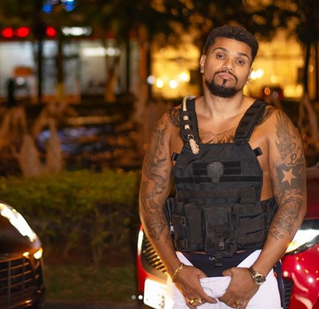 Naldo em pose sexy de colete (Imagem: Reprodução)