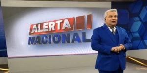 Sikêra Jr. posa no estúdio do Alerta Nacional (foto: Reprodução/RedeTV!)