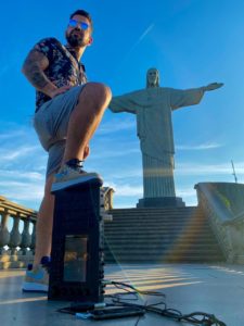 Dennis sobe ao Cristo Redentor para comandar live beneficente!