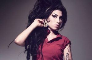 Amy Winehouse volta do mundo dos mortos em carta psicografada (Foto: Reprodução)