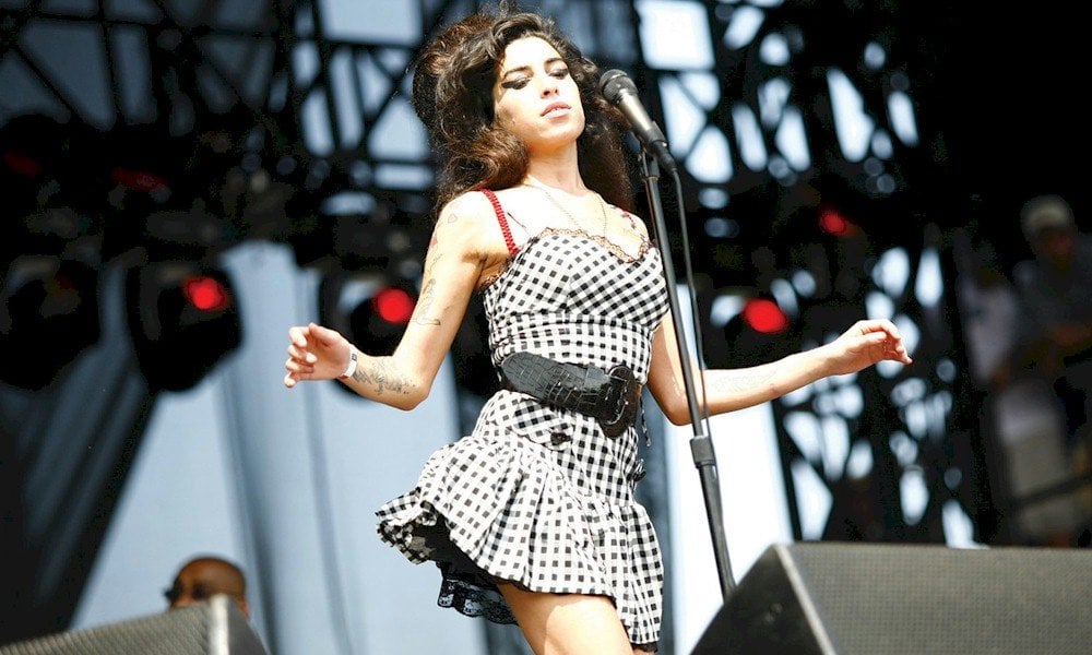 Amy Winehouse volta do mundo dos mortos em carta psicografada (Foto: Reprodução)