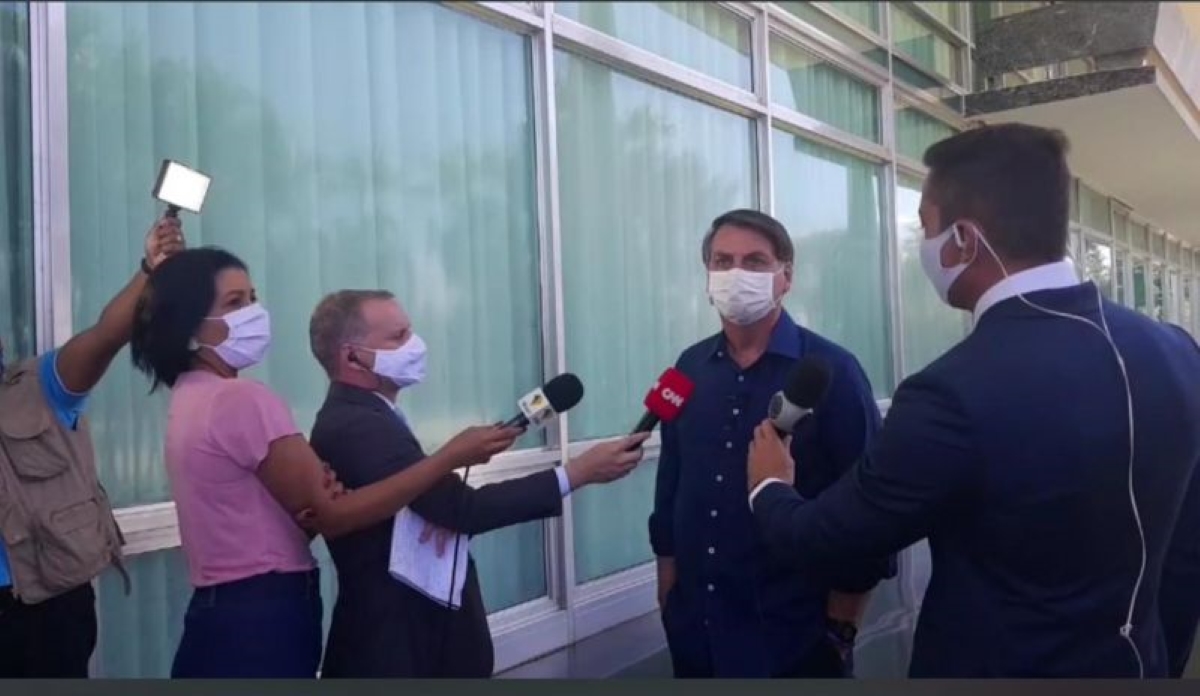 Entrevista de Bolsonaro com jornalistas da Record e CNN (Foto: Reprodução)