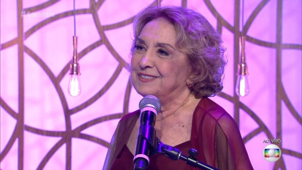 Eva Wilma no palco do Encontro da Fátima Bernardes atrás de microfone