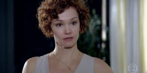 Esther (Julia Lemmertz) em cena de Fina Estampa; estilista será chamada de maluca pelo ex-marido (Foto: Reprodução/Globo)