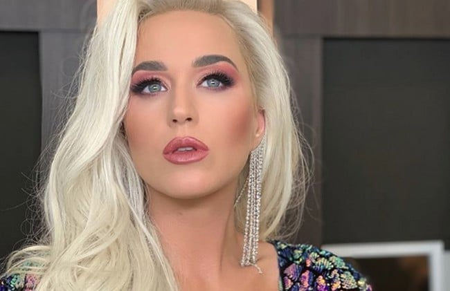 Katy Perry exibe seu umbigo na reta final da gravidez (Foto: Reprodução)
