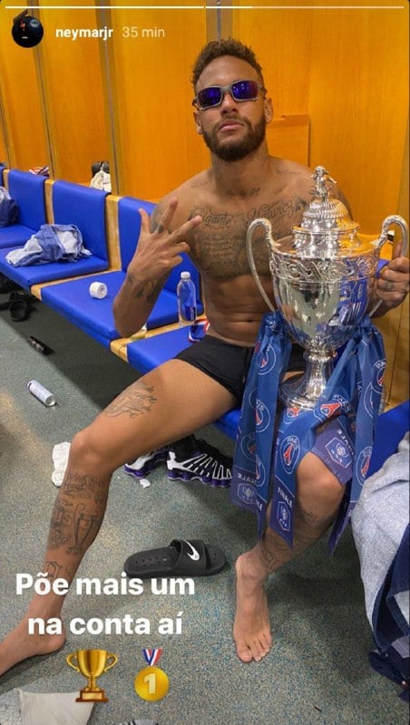 Neymar surgiu mostrando o corpo após usar cueca que pequena (Foto: Reprodução)