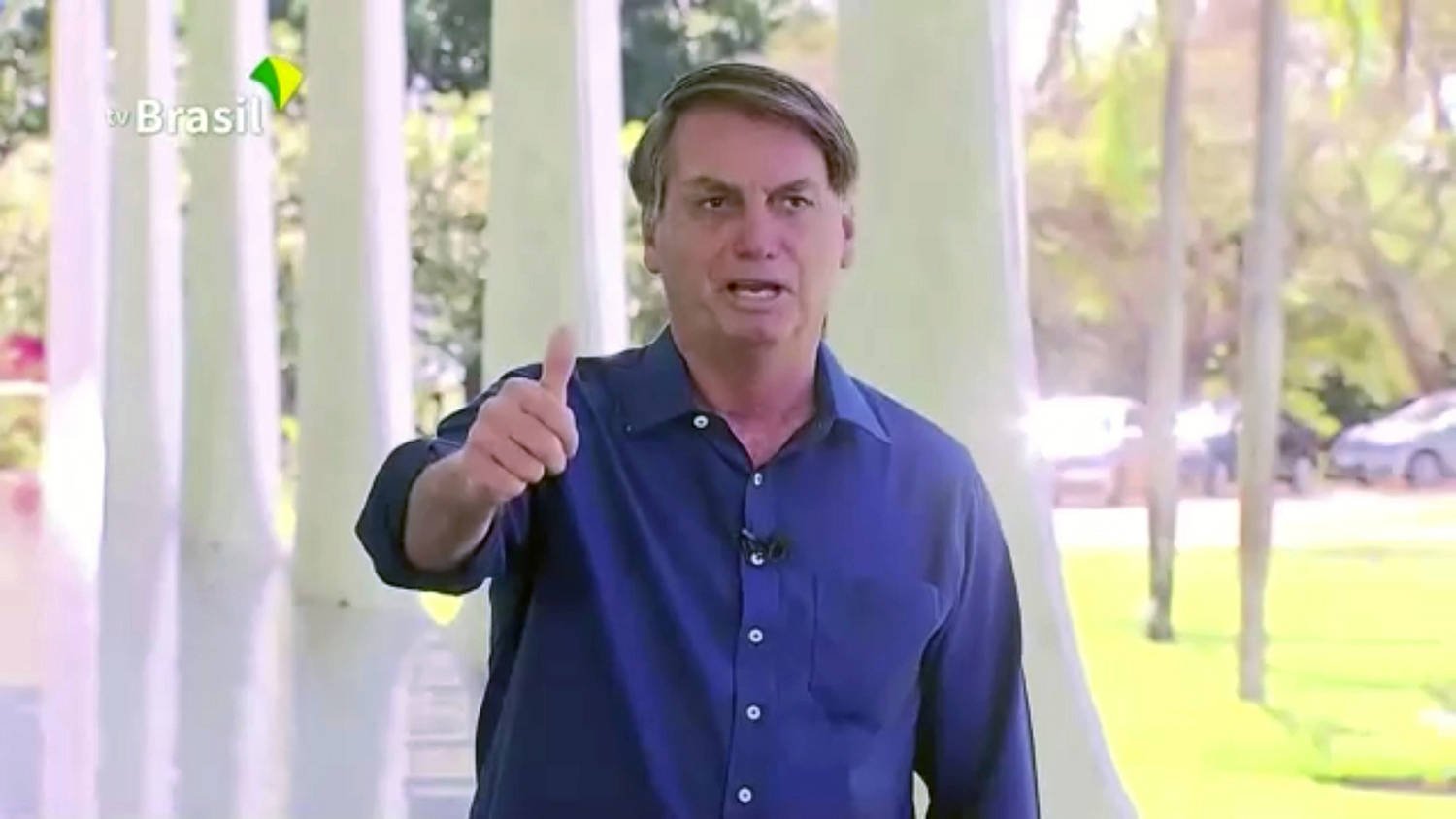 Bolsonaro tira a máscara na frente de jornalistas (Foto: Reprodução)