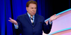 Silvio Santos em seu programa no SBT; dono do baú afunda audiência com mudanças (Foto: Reprodução/SBT)