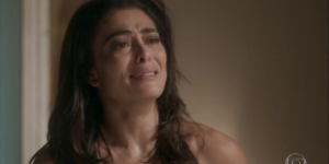 Carolina (Juliana Paes) verá sua vida ser destroçada após tentar acabar com rival em Totalmente Demais (Foto: Reprodução/Globo)