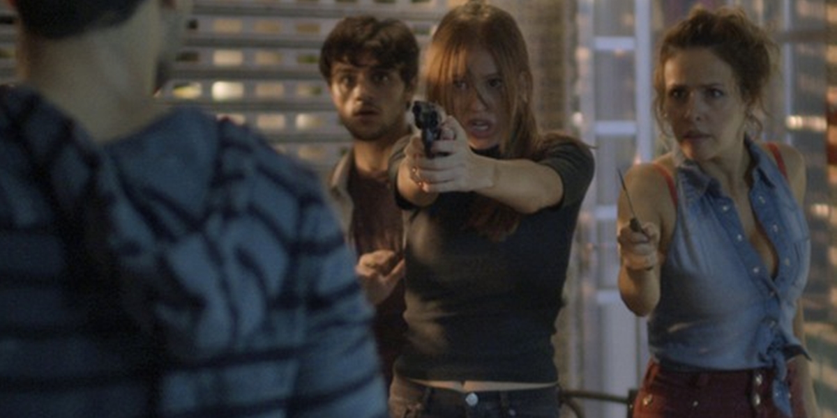 Eliza (Marina Ruy Barbosa) ameaça bandido com arma em Totalmente Demais (Foto: Reprodução/Globo)