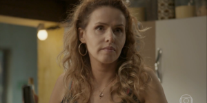 Gilda (Leona Cavali) entregará os podres do marido bandido em Totalmente Demais (Foto: Reprodução/Globo)