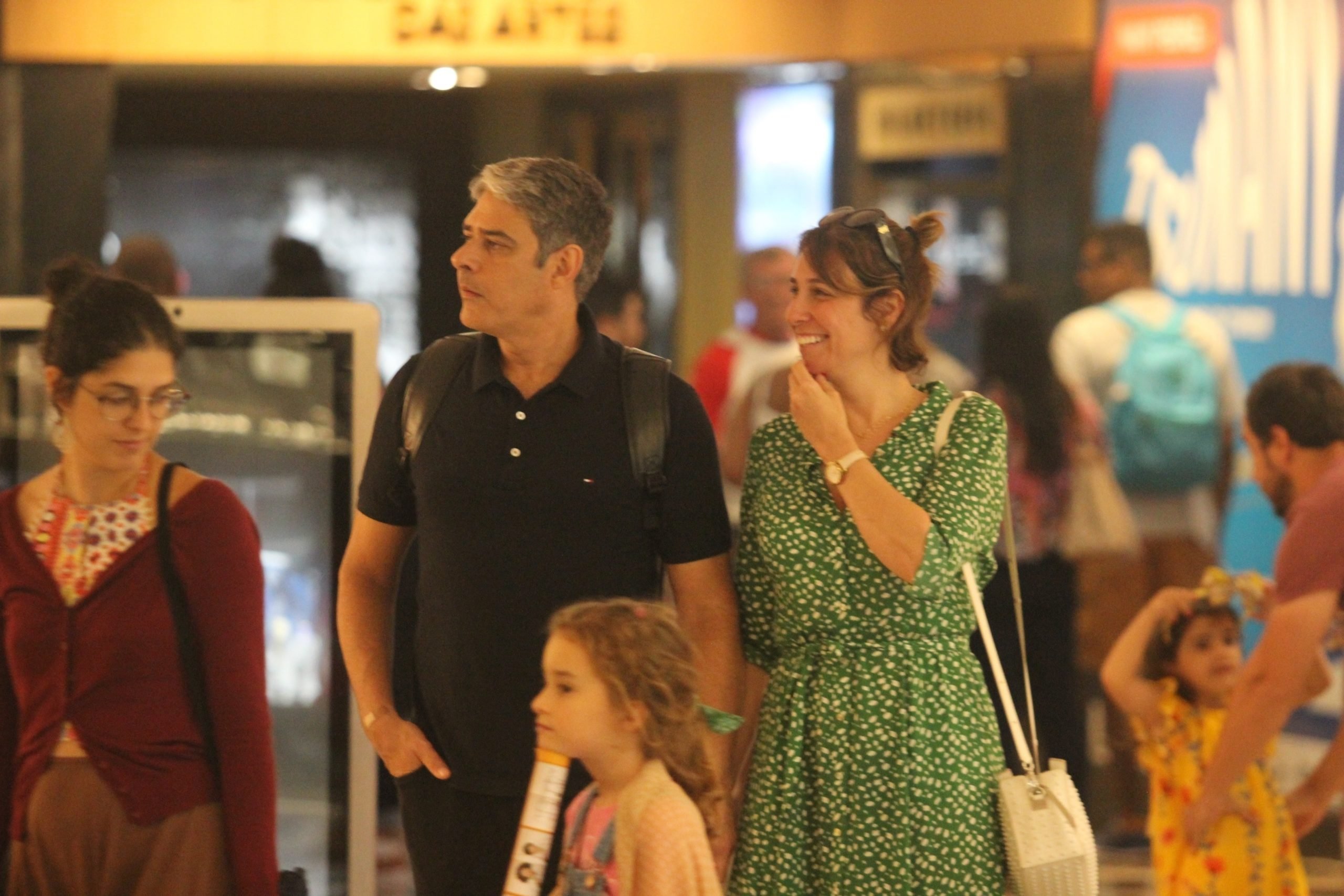 William Bonner em um passeio no shopping com a esposa (Foto: Rodrigo Adao/AgNews)