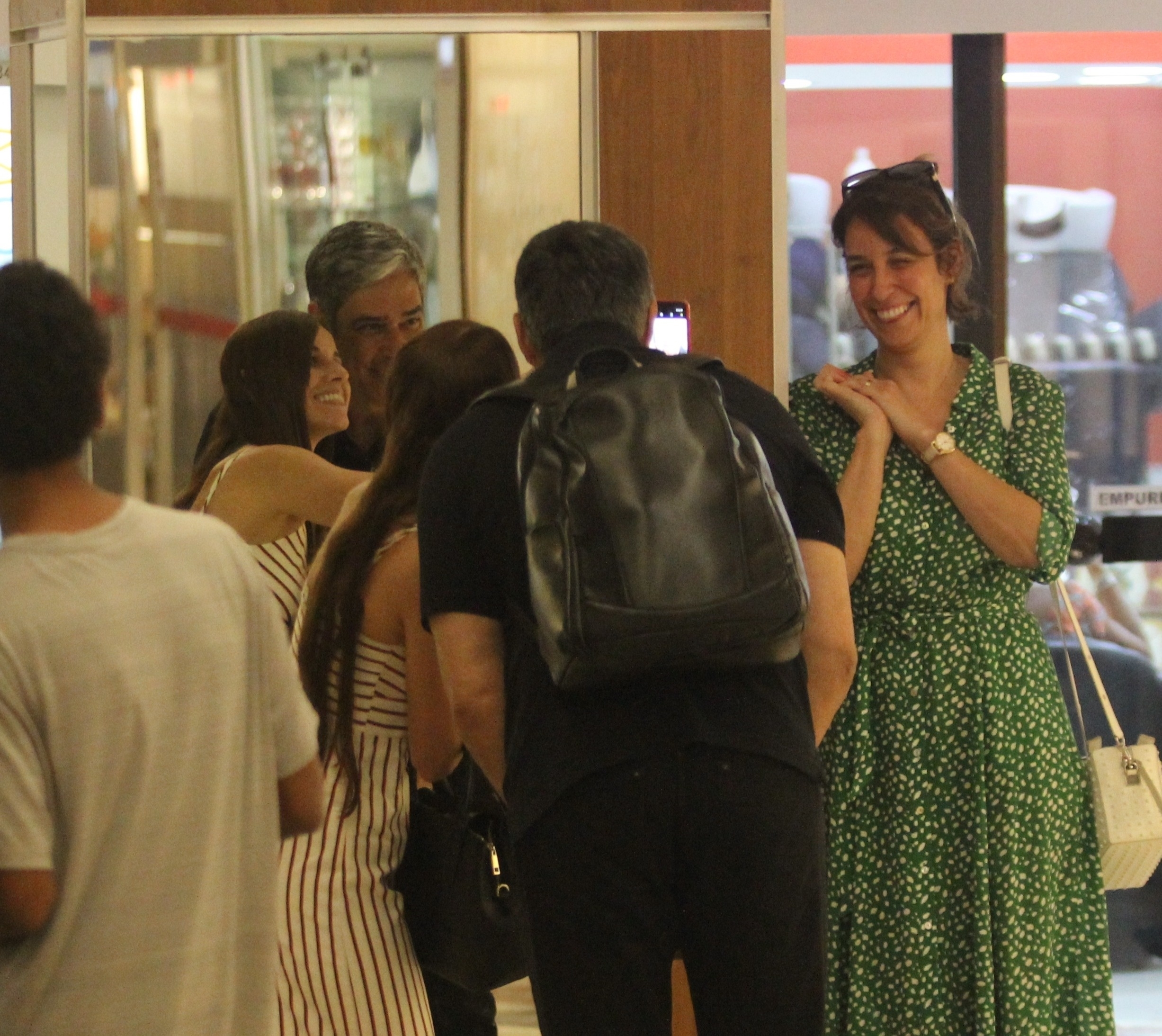 William Bonner em um passeio no shopping com a esposa (Foto: Rodrigo Adao/AgNews)