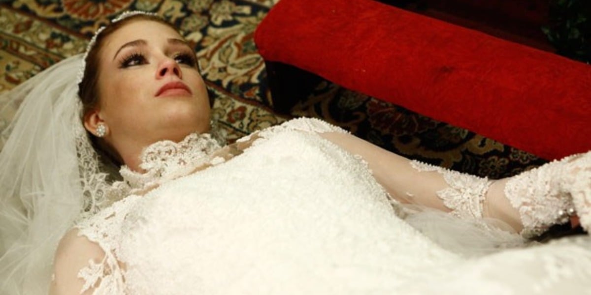 Nicole (Marina Ruy Barbosa) no leito da morte em Amor à Vida (Foto: Divulgação/TV Globo)