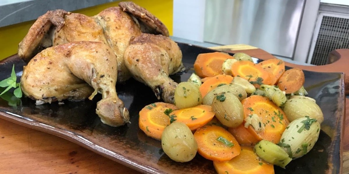 Frango assado aberto com legumes salteados feito por Ana Maria Braga (Foto: Reprodução)