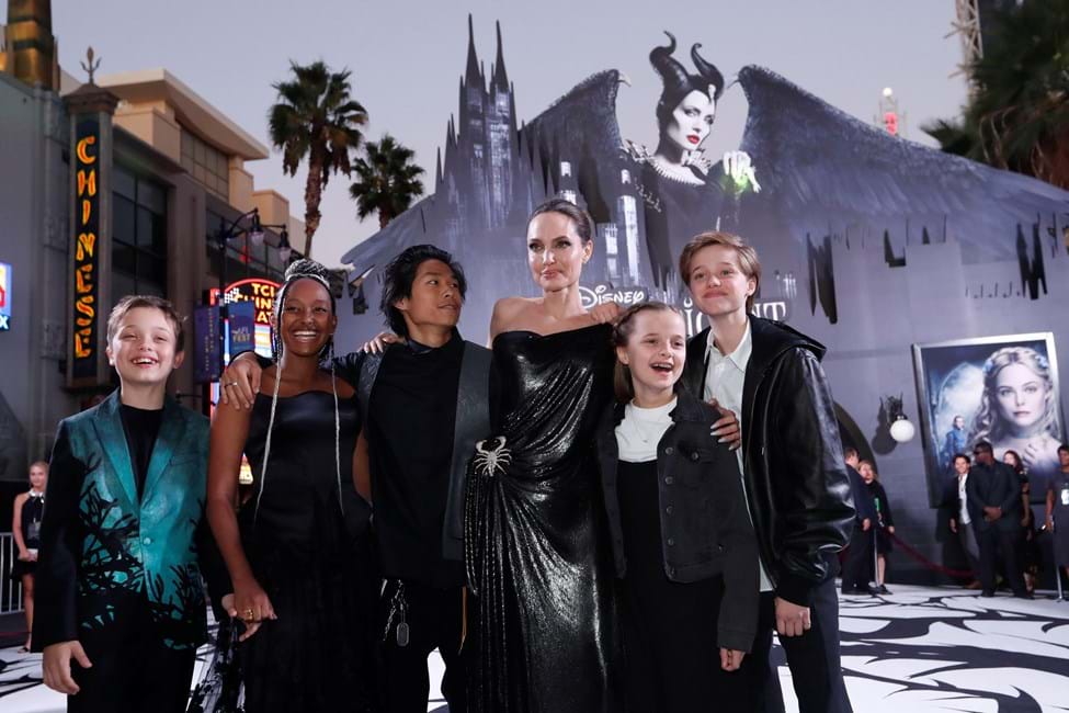 Angelina Jolie usa os filhos para saber da vida de Brad Pitt (Foto: Reprodução)