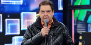 Fausto Silva no comando do Domingão do Faustão em seu retorno aos estúdios; programa fez audiência crescer (Foto: reprodução/Globo)