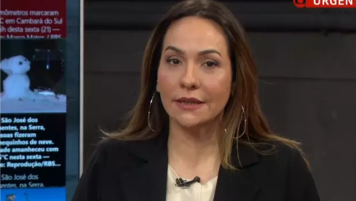 Maria Beltrão canta música do Latino na GloboNews (Foto: Reprodução)