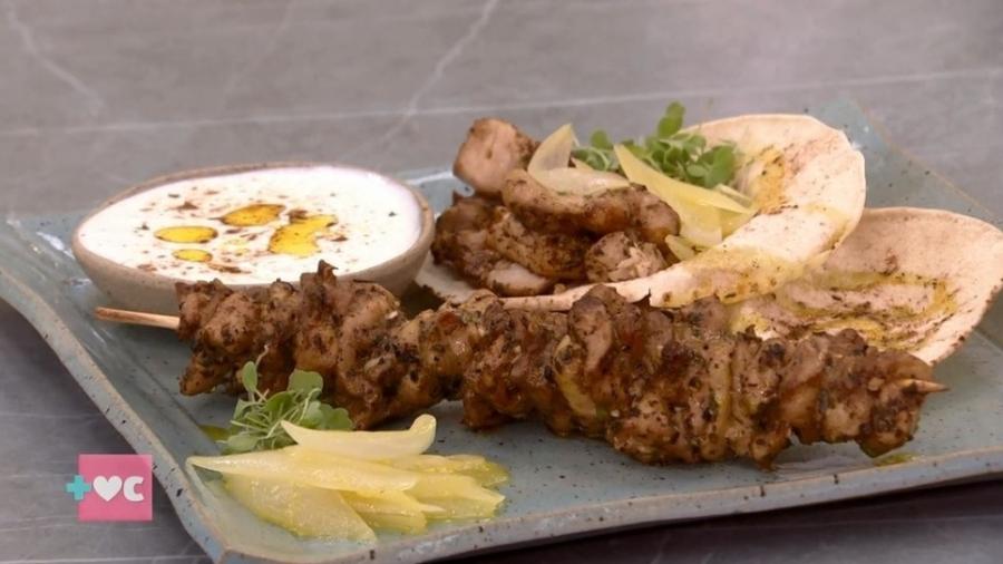 kebab de frango no espeto com molho de laranja feito por Ana Maria Braga no Encontro (Foto: Reprodução)