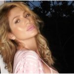 Lívia Andrade surgiu sensualizando (Foto: Reprodução)