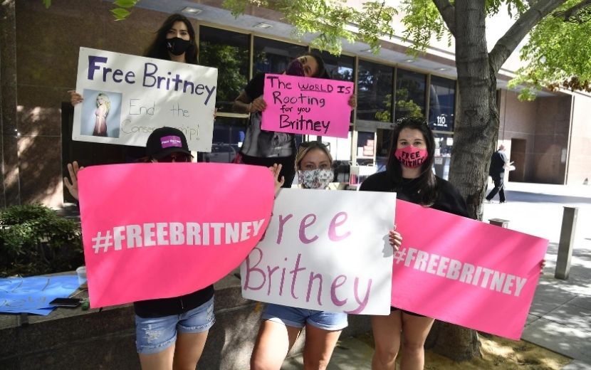 Fãs em protestos pela liberdade de Britney Spears (Foto: Reprodução)