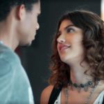 Samantha se joga em Anderson (Juan Paiva) em Malhação - Viva a Diferença (Foto: Globo/Reprodução)